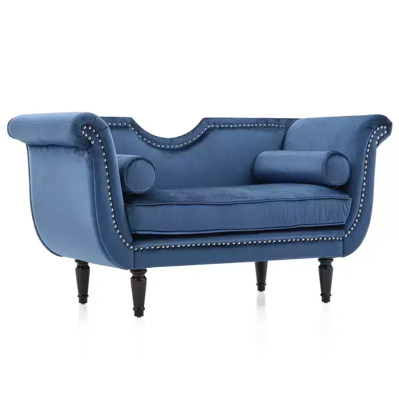 Banc en velours avec accoudoirs roulés et accents cloutés et pied de lit rembourré minimaliste