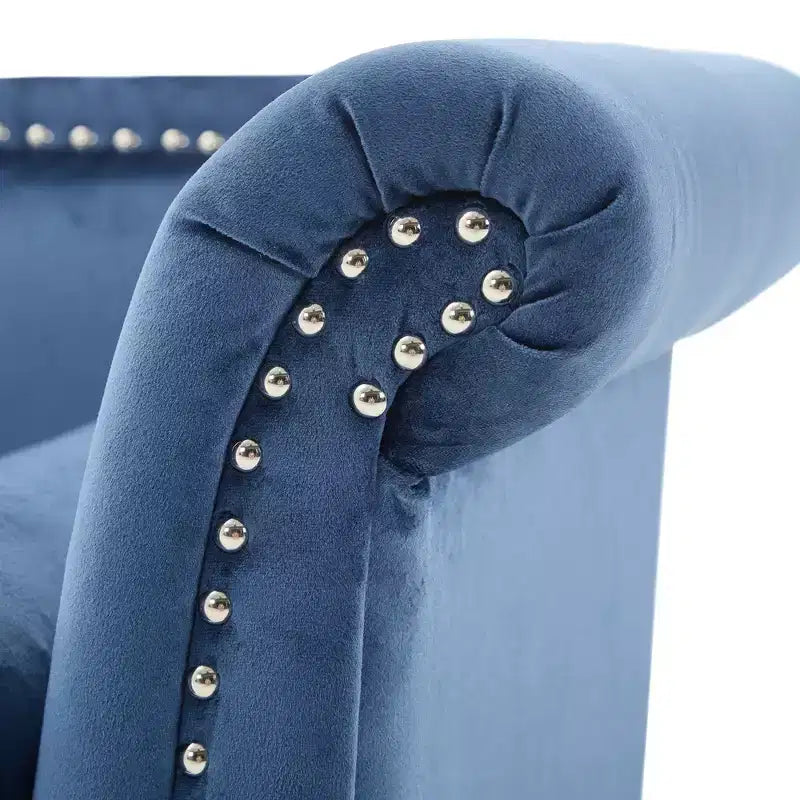 Banc en velours avec accoudoirs roulés et accents cloutés et pied de lit rembourré minimaliste