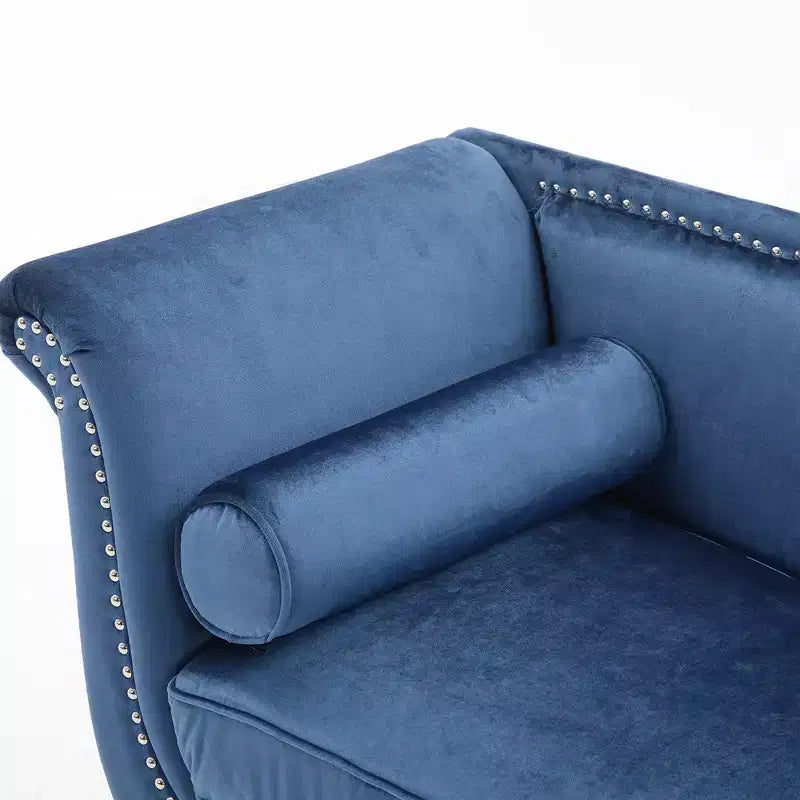 Banc en velours avec accoudoirs roulés et accents cloutés et pied de lit rembourré minimaliste