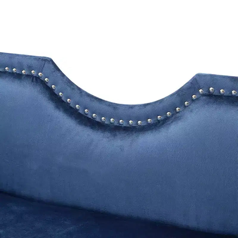 Banc en velours avec accoudoirs roulés et accents cloutés et pied de lit rembourré minimaliste