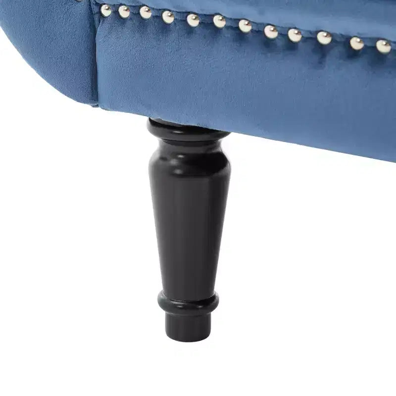 Banc en velours avec accoudoirs roulés et accents cloutés et pied de lit rembourré minimaliste