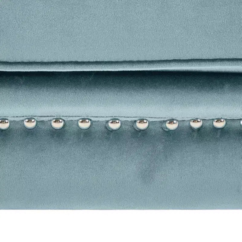 Banc en velours avec accoudoirs roulés et accents cloutés et pied de lit rembourré minimaliste
