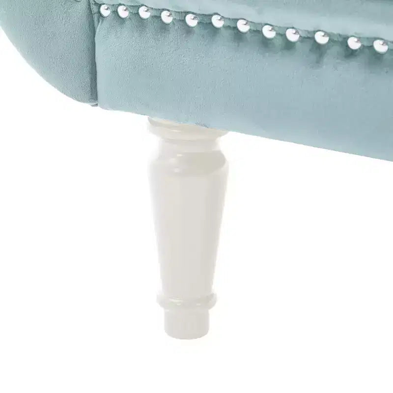Banc en velours avec accoudoirs roulés et accents cloutés et pied de lit rembourré minimaliste