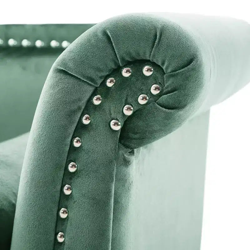 Banc en velours avec accoudoirs roulés et accents cloutés et pied de lit rembourré minimaliste