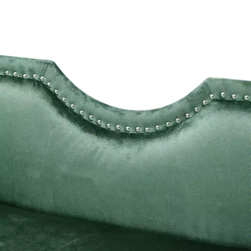 Banc en velours avec accoudoirs roulés et accents cloutés et pied de lit rembourré minimaliste