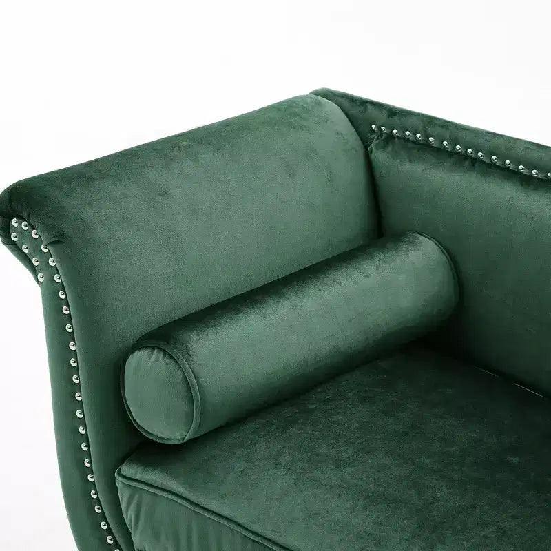 Banc en velours avec accoudoirs roulés et accents cloutés et pied de lit rembourré minimaliste