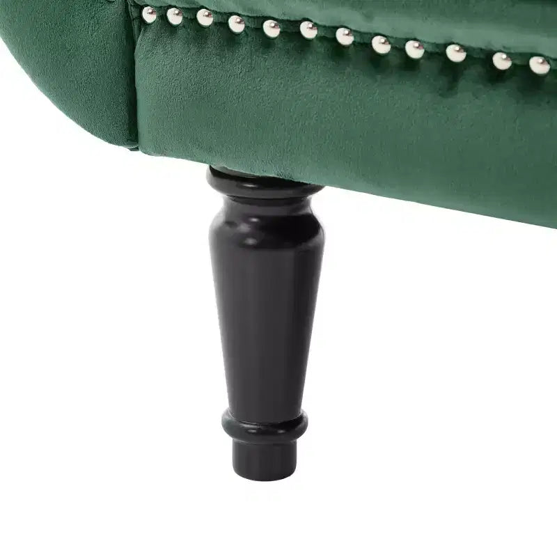 Banc en velours avec accoudoirs roulés et accents cloutés et pied de lit rembourré minimaliste