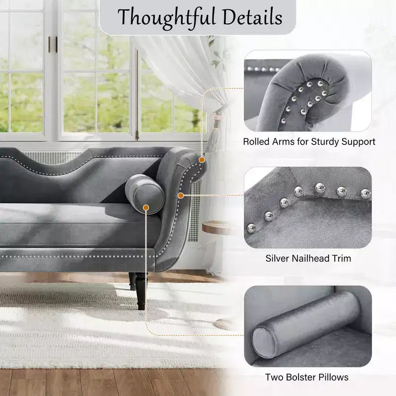 Banc en velours avec accoudoirs roulés et accents cloutés et pied de lit rembourré minimaliste
