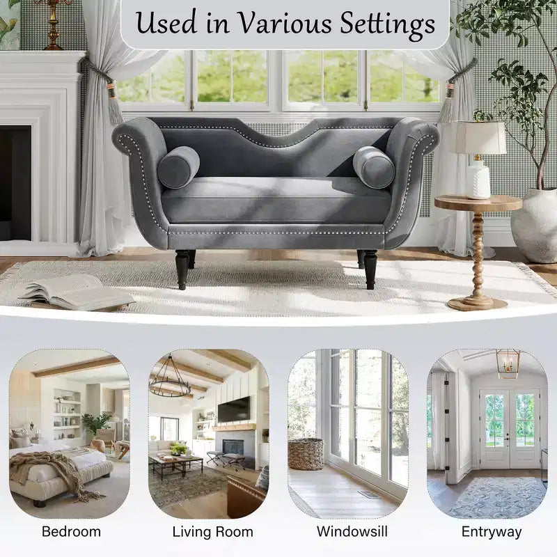 Banc en velours avec accoudoirs roulés et accents cloutés et pied de lit rembourré minimaliste