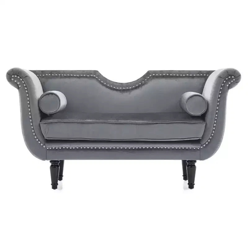 Banc en velours avec accoudoirs roulés et accents cloutés et pied de lit rembourré minimaliste