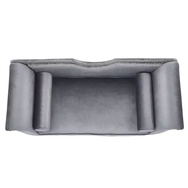 Banc en velours avec accoudoirs roulés et accents cloutés et pied de lit rembourré minimaliste