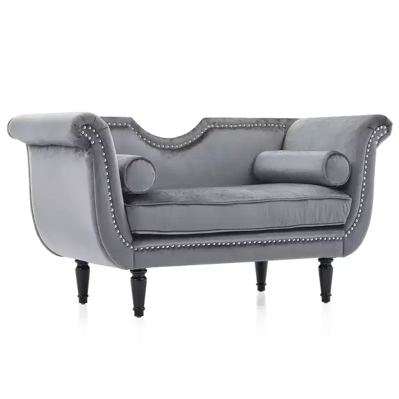 Banc en velours avec accoudoirs roulés et accents cloutés et pied de lit rembourré minimaliste