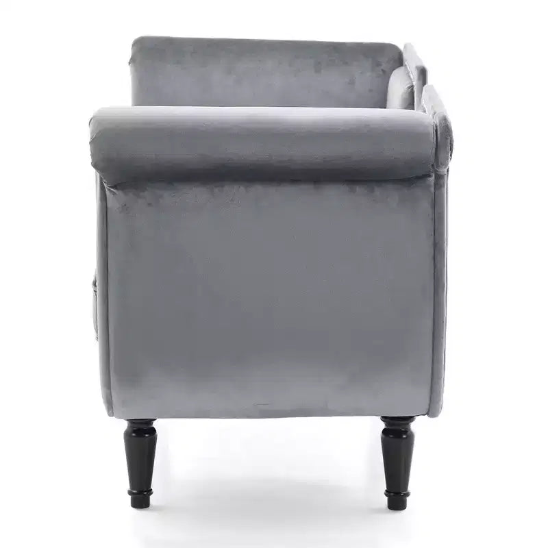 Banc en velours avec accoudoirs roulés et accents cloutés et pied de lit rembourré minimaliste