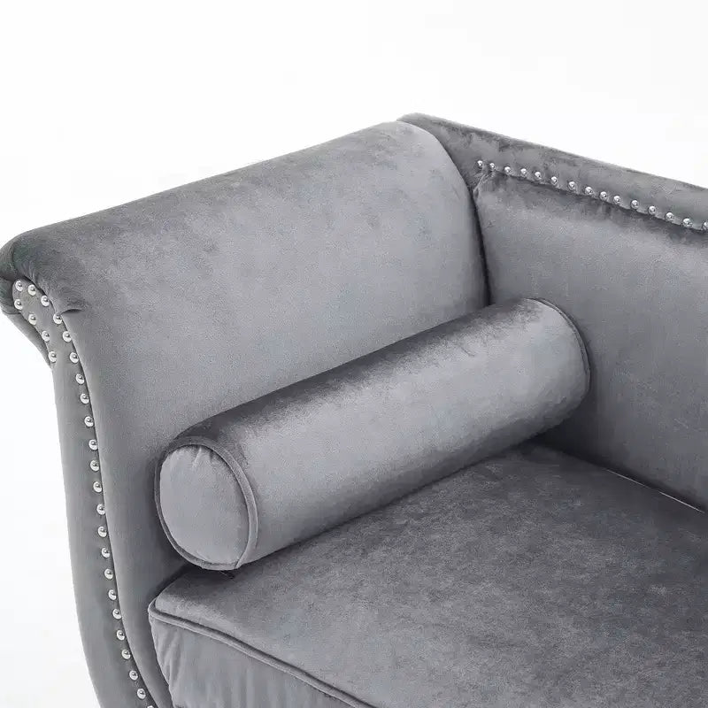 Banc en velours avec accoudoirs roulés et accents cloutés et pied de lit rembourré minimaliste