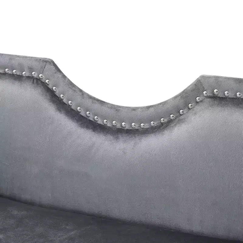 Banc en velours avec accoudoirs roulés et accents cloutés et pied de lit rembourré minimaliste