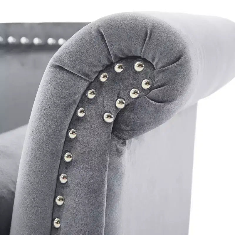 Banc en velours avec accoudoirs roulés et accents cloutés et pied de lit rembourré minimaliste