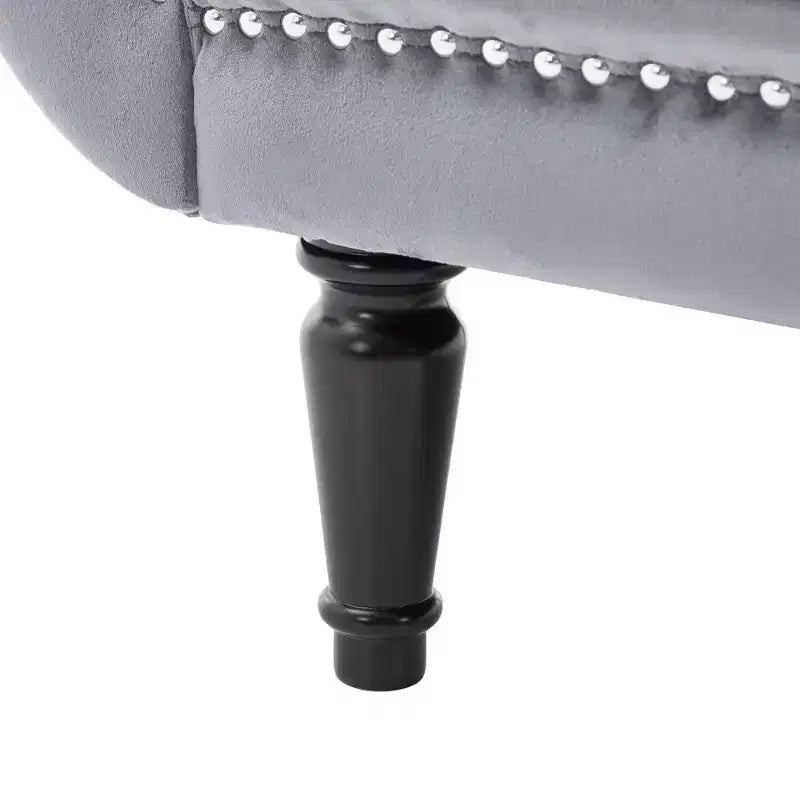 Banc en velours avec accoudoirs roulés et accents cloutés et pied de lit rembourré minimaliste