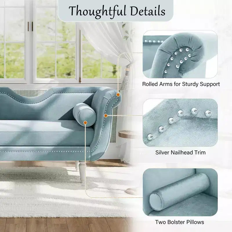 Banc en velours avec accoudoirs roulés et accents cloutés et pied de lit rembourré minimaliste