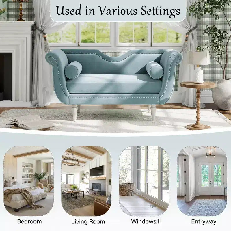 Banc en velours avec accoudoirs roulés et accents cloutés et pied de lit rembourré minimaliste