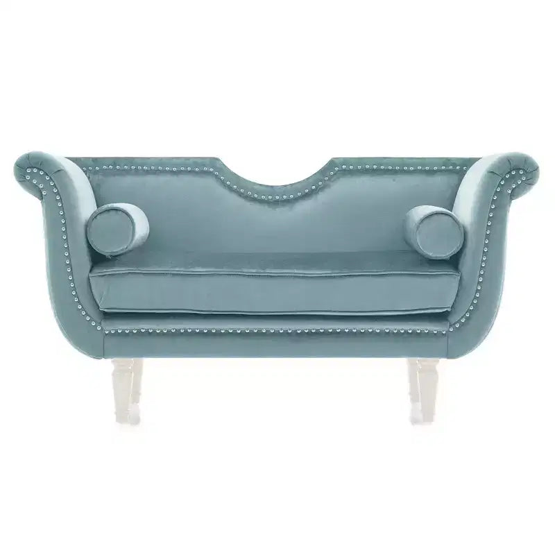 Banc en velours avec accoudoirs roulés et accents cloutés et pied de lit rembourré minimaliste