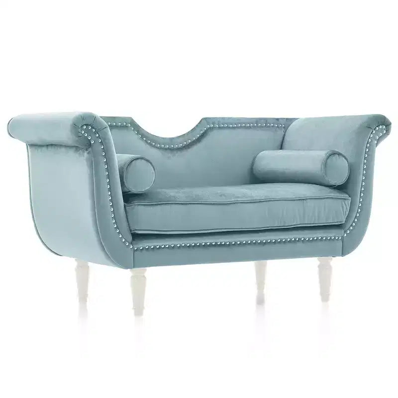 Banc en velours avec accoudoirs roulés et accents cloutés et pied de lit rembourré minimaliste