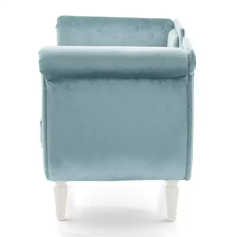 Banc en velours avec accoudoirs roulés et accents cloutés et pied de lit rembourré minimaliste