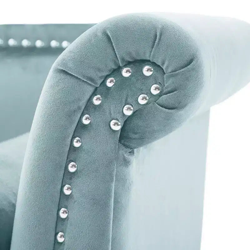 Banc en velours avec accoudoirs roulés et accents cloutés et pied de lit rembourré minimaliste