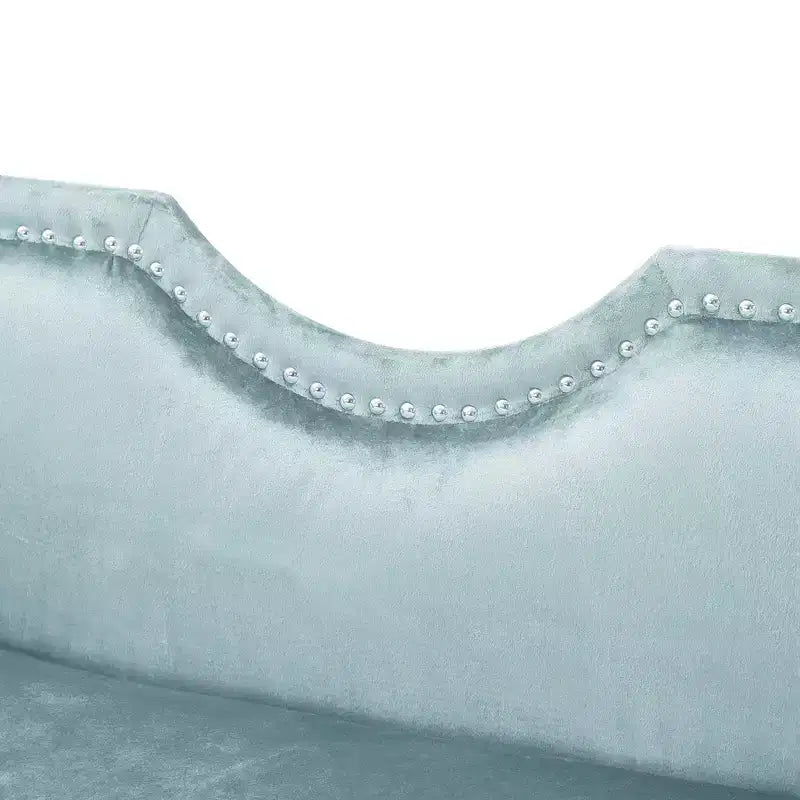 Banc en velours avec accoudoirs roulés et accents cloutés et pied de lit rembourré minimaliste
