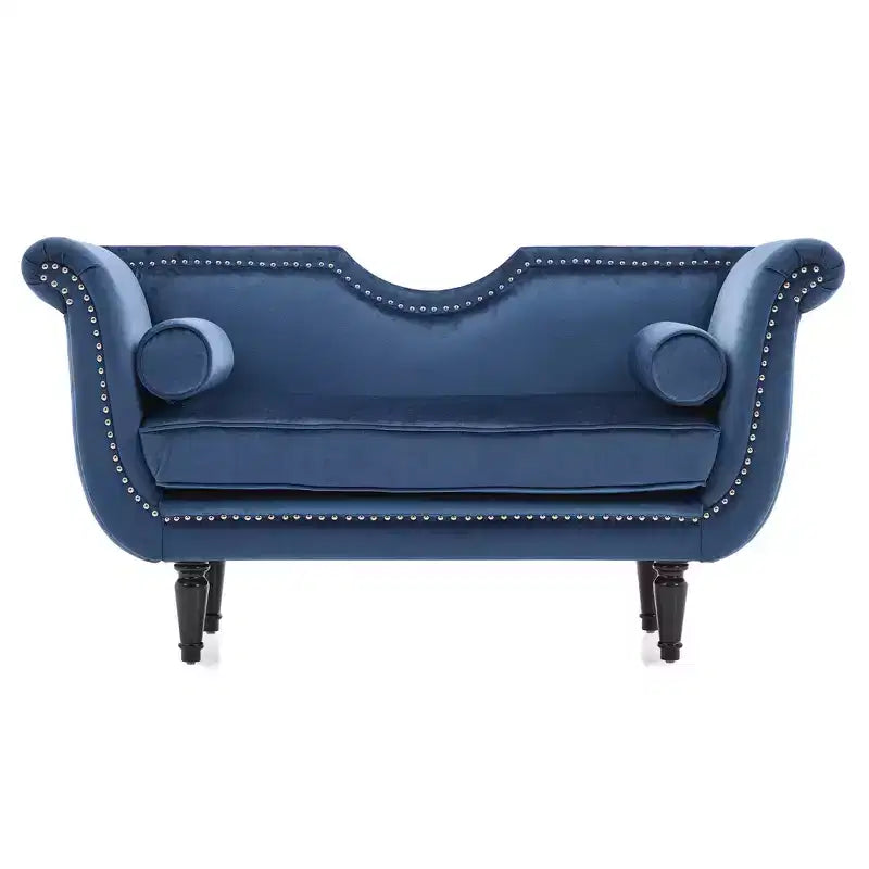 Banc en velours avec accoudoirs roulés et accents cloutés et pied de lit rembourré minimaliste