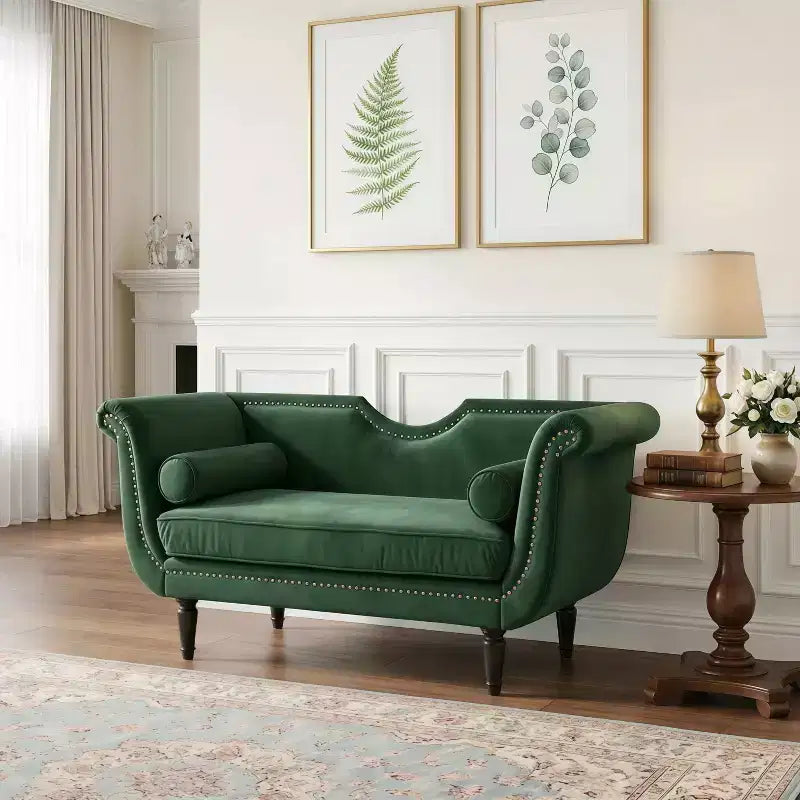 Banc en velours avec accoudoirs roulés et accents cloutés et pied de lit rembourré minimaliste