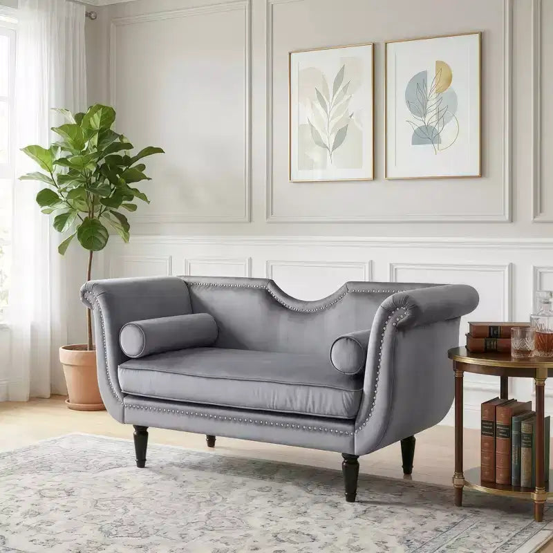 Banc en velours avec accoudoirs roulés et accents cloutés et pied de lit rembourré minimaliste