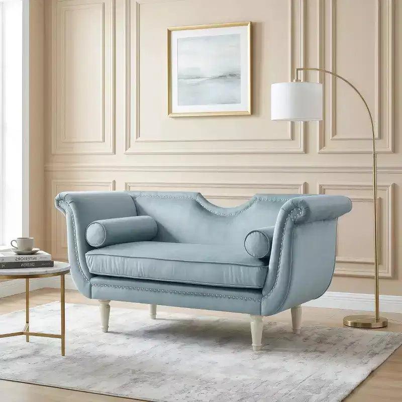 Banc en velours avec accoudoirs roulés et accents cloutés et pied de lit rembourré minimaliste
